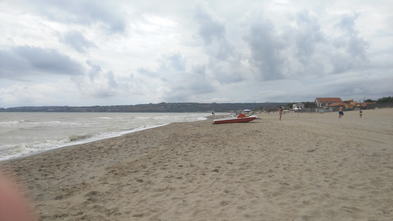 Agnone beach'in fotoğrafı yeşil su yüzey ile