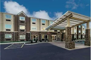 La Quinta Inn & Suites by Wyndham Collinsville - St. Louis image