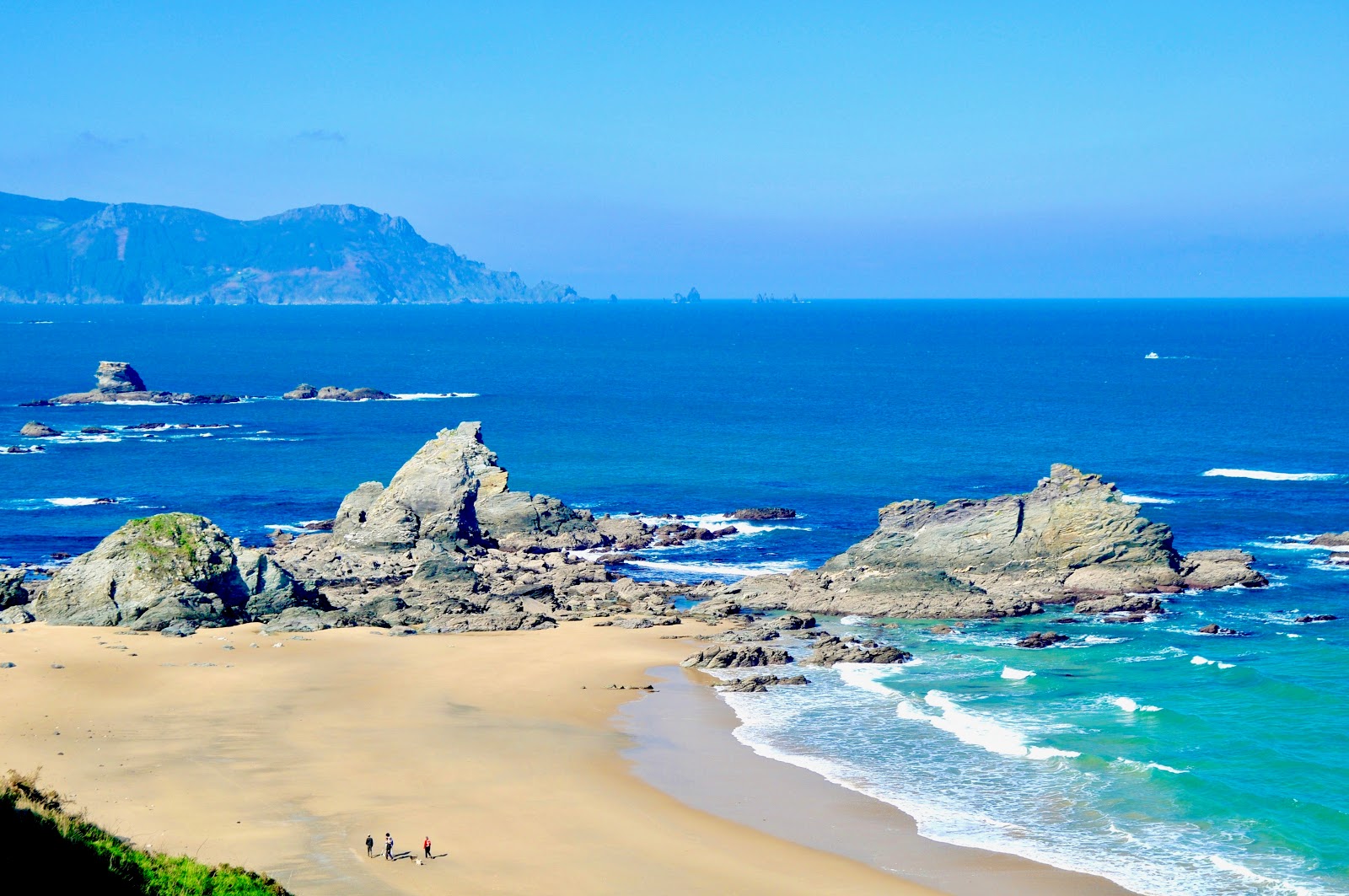Photo de Praia Fabrega entouré de montagnes