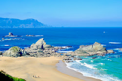 Photo de Praia Fabrega entouré de montagnes