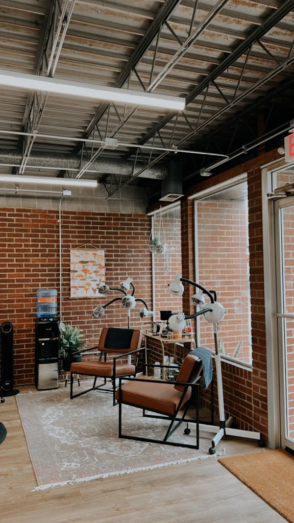 Aura Salon 47150