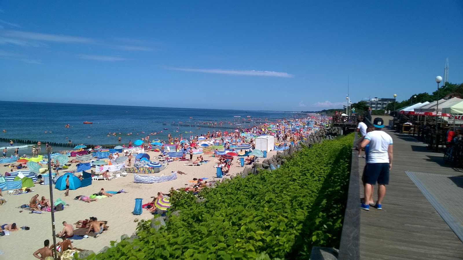 Fotografija Mielno Beach z turkizna čista voda površino