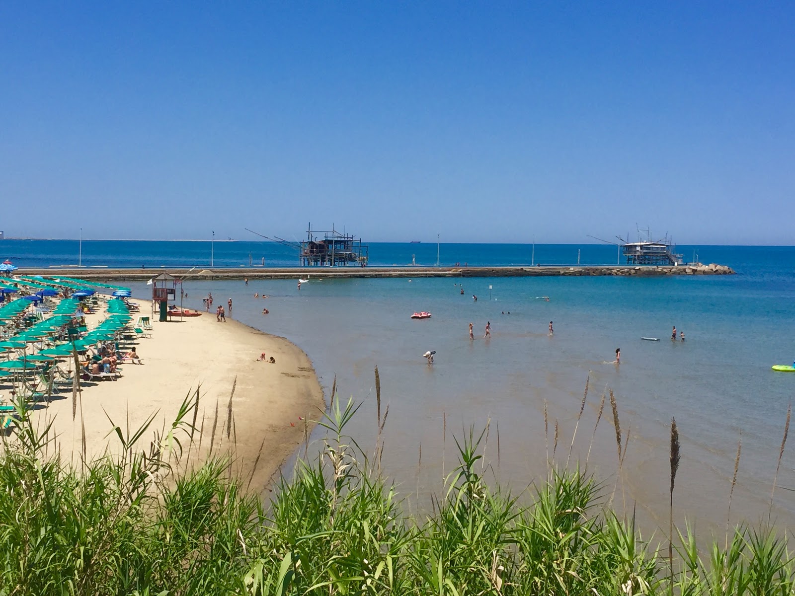 Photo de San Vito Chietino avec sable brun de surface