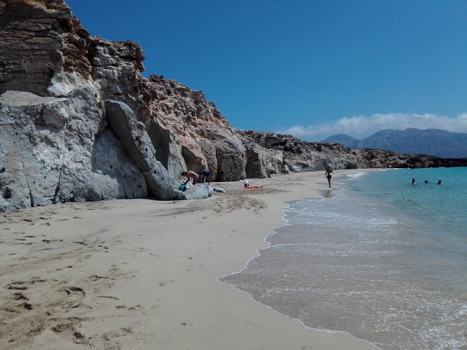Marmara Beach'in fotoğrafı uçurumlarla desteklenmiş