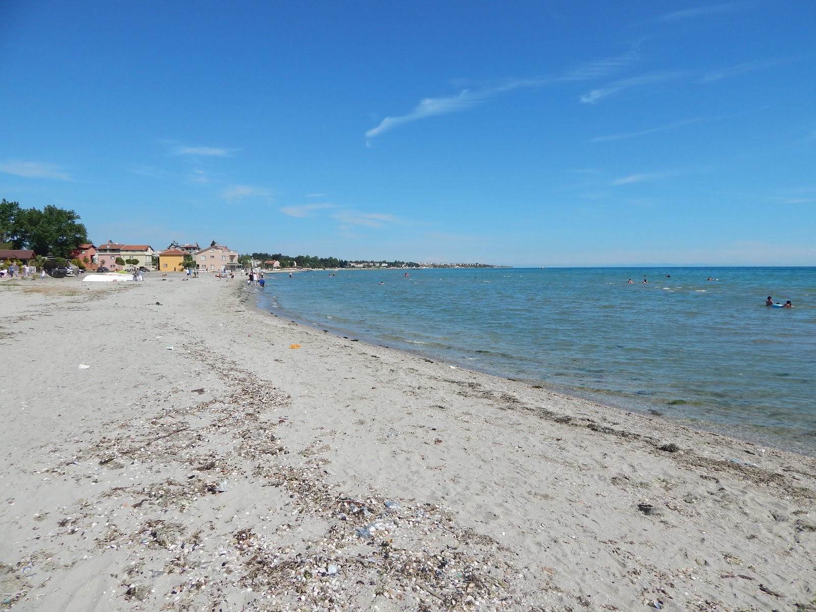 Foto de Ataturk Parki beach com areia brilhante superfície