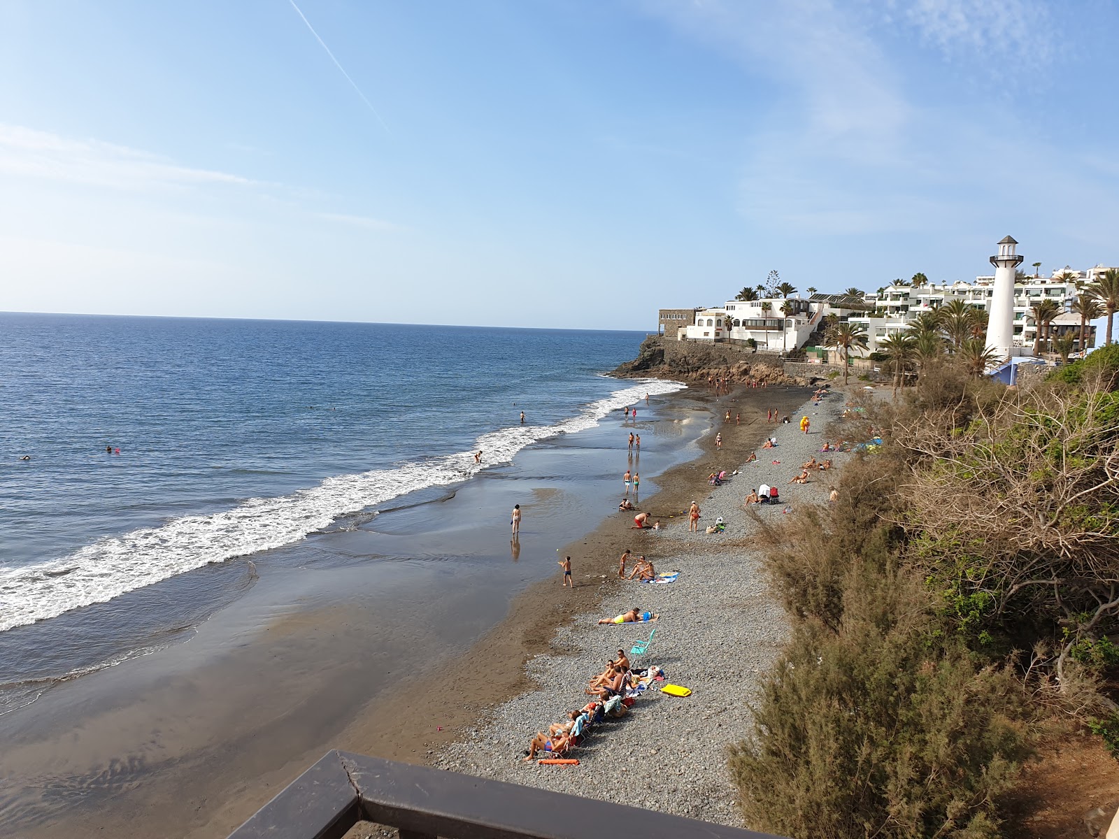 Photo de Playa del Aguila avec sable noir avec caillou de surface