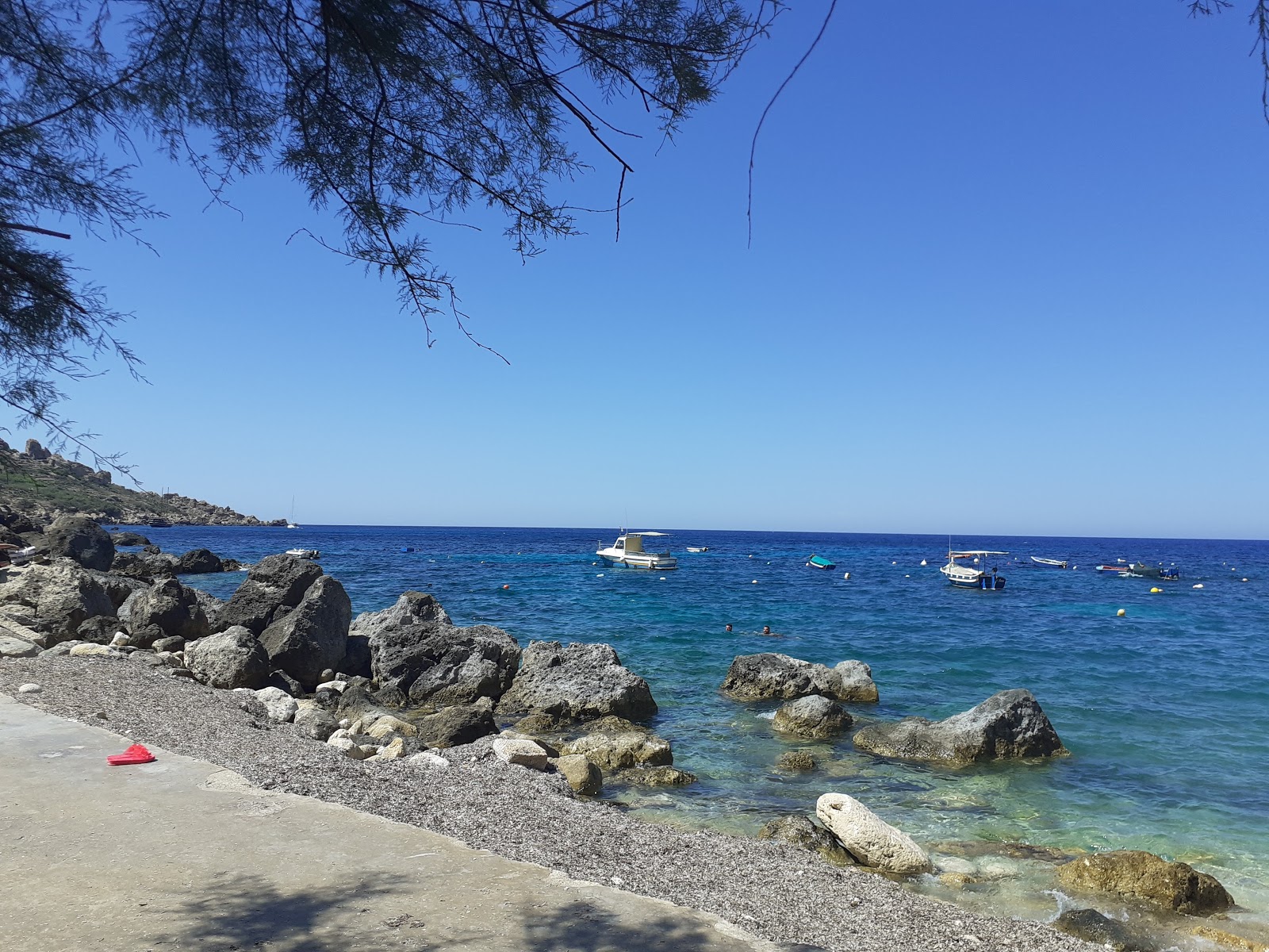 Dahlet Qorrot Beach'in fotoğrafı küçük koy ile birlikte