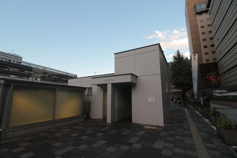 京都駅八条口駅前広場 公衆トイレ