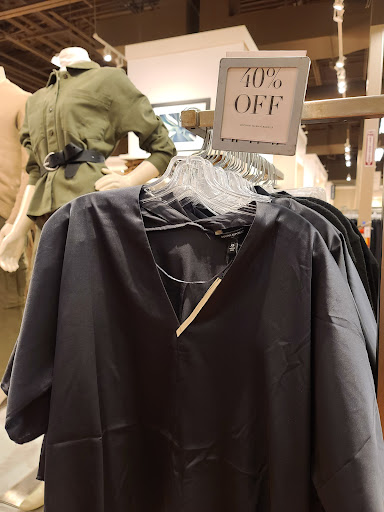 Clothing Store «Banana Republic Factory Store», reviews and photos, 407 N Alafaya Trail, Orlando, FL 32828, USA