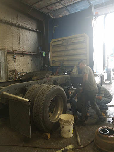 R&M Services Truck and triler repair in Dumas, Texas