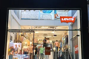 Levi's store image