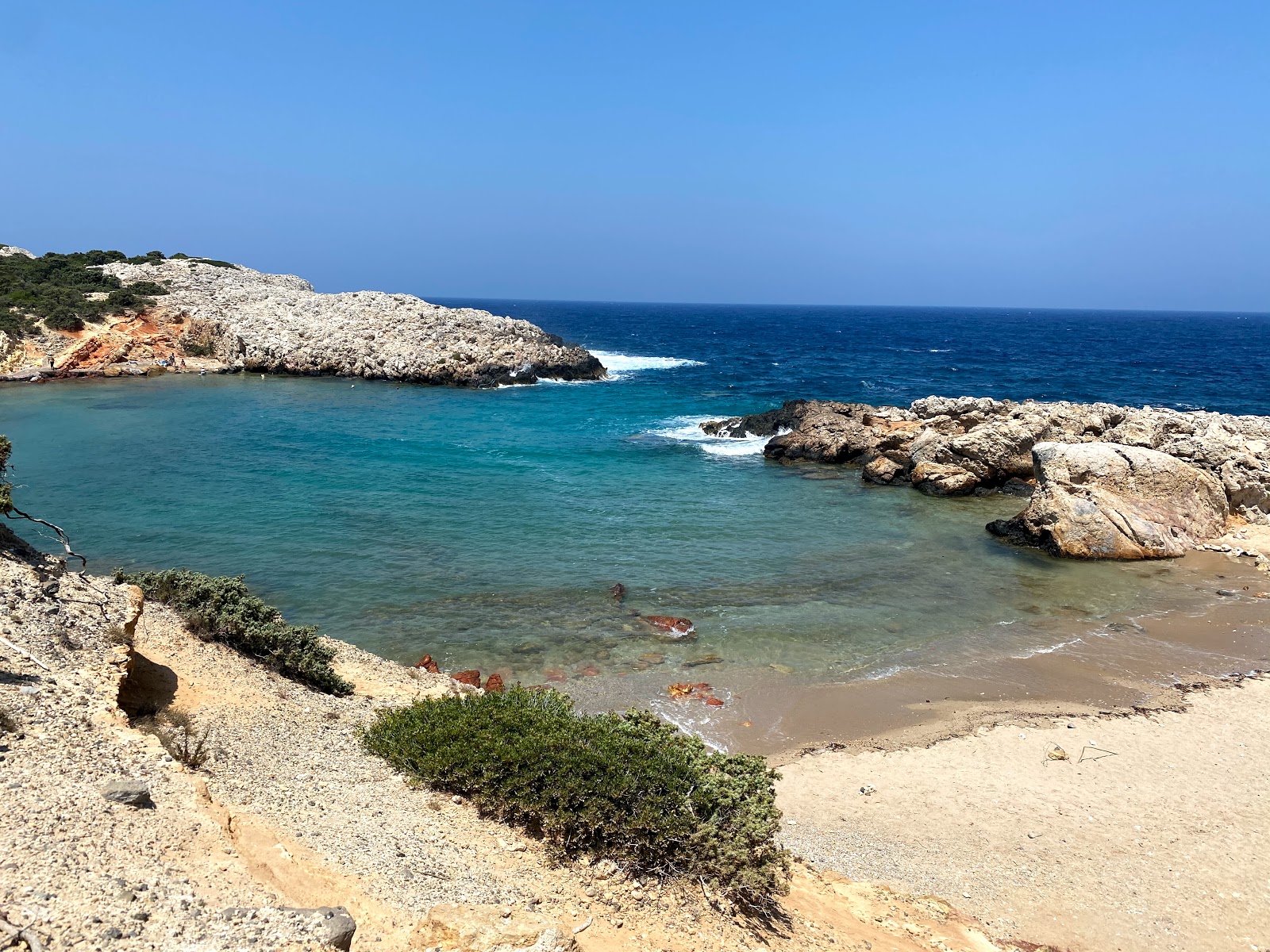 Foto di Limnionas beach II con una superficie del sabbia beige e rocce