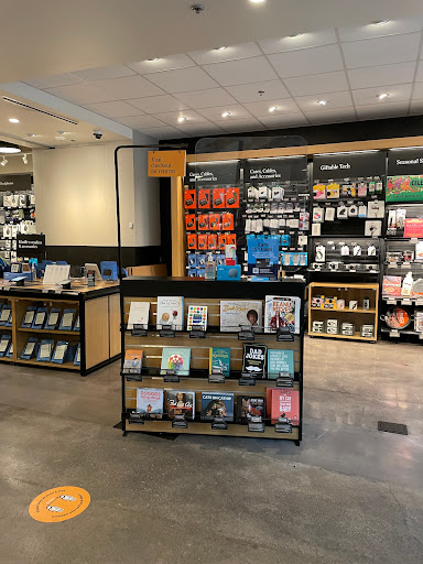 Book Store «Amazon Books», reviews and photos, 3441 N Southport Ave, Chicago, IL 60657, USA