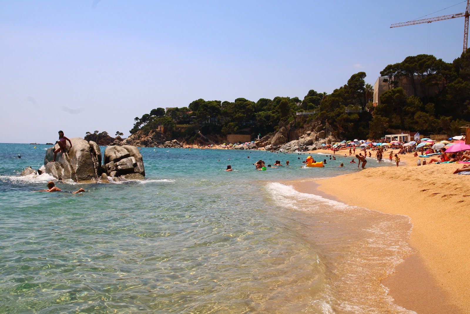 Photo de Platja Can Cristus entouré de montagnes