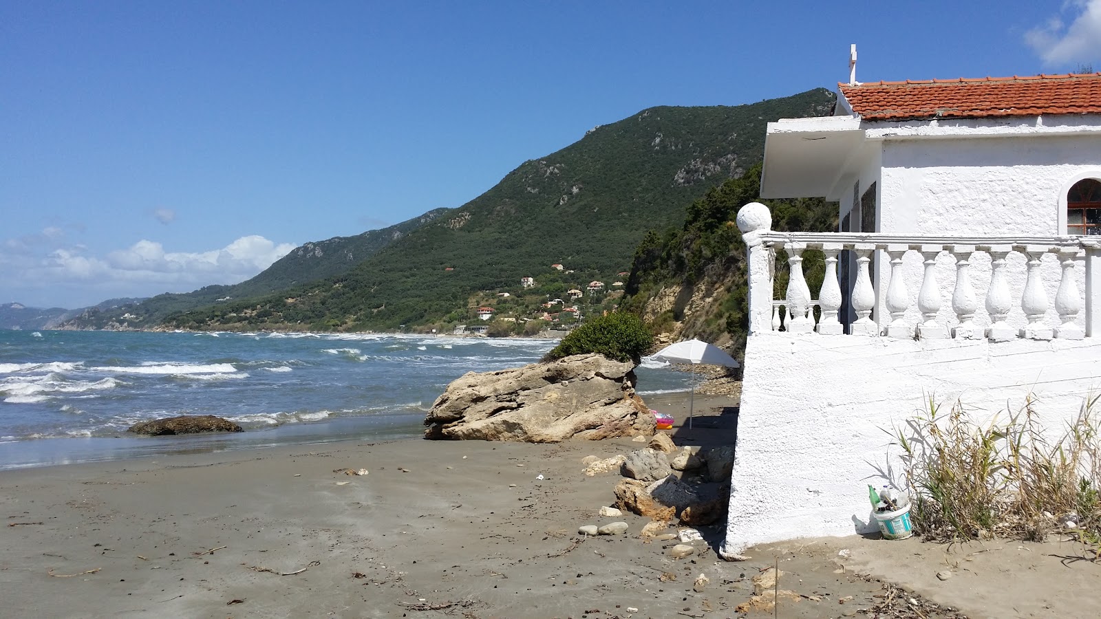 Foto van Agios Nikolaos beach met turquoise puur water oppervlakte