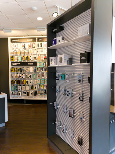 Cell Phone Store «Verizon», reviews and photos, 4965 S 76th St, Greenfield, WI 53220, USA