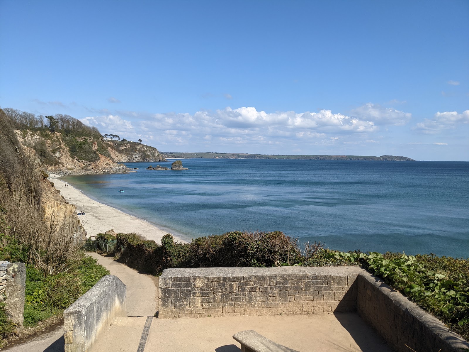 Foto von Duporth beach mit kleine, beiger kiesel Oberfläche