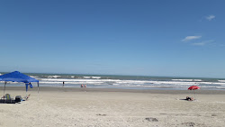 Foto de Praia do Araçá com linha costeira longa e reta