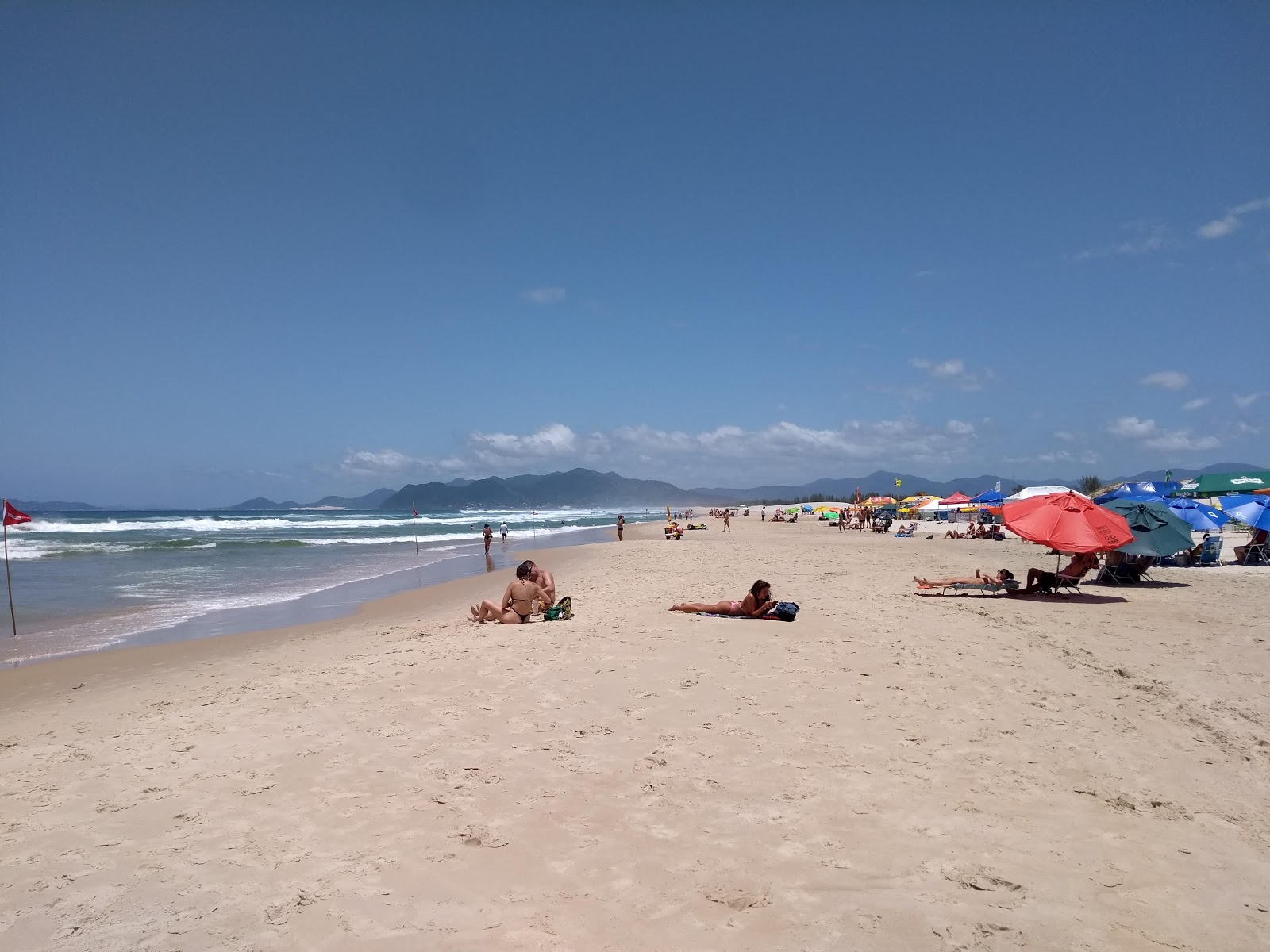 Zdjęcie Praia da Guarda z powierzchnią jasny, drobny piasek