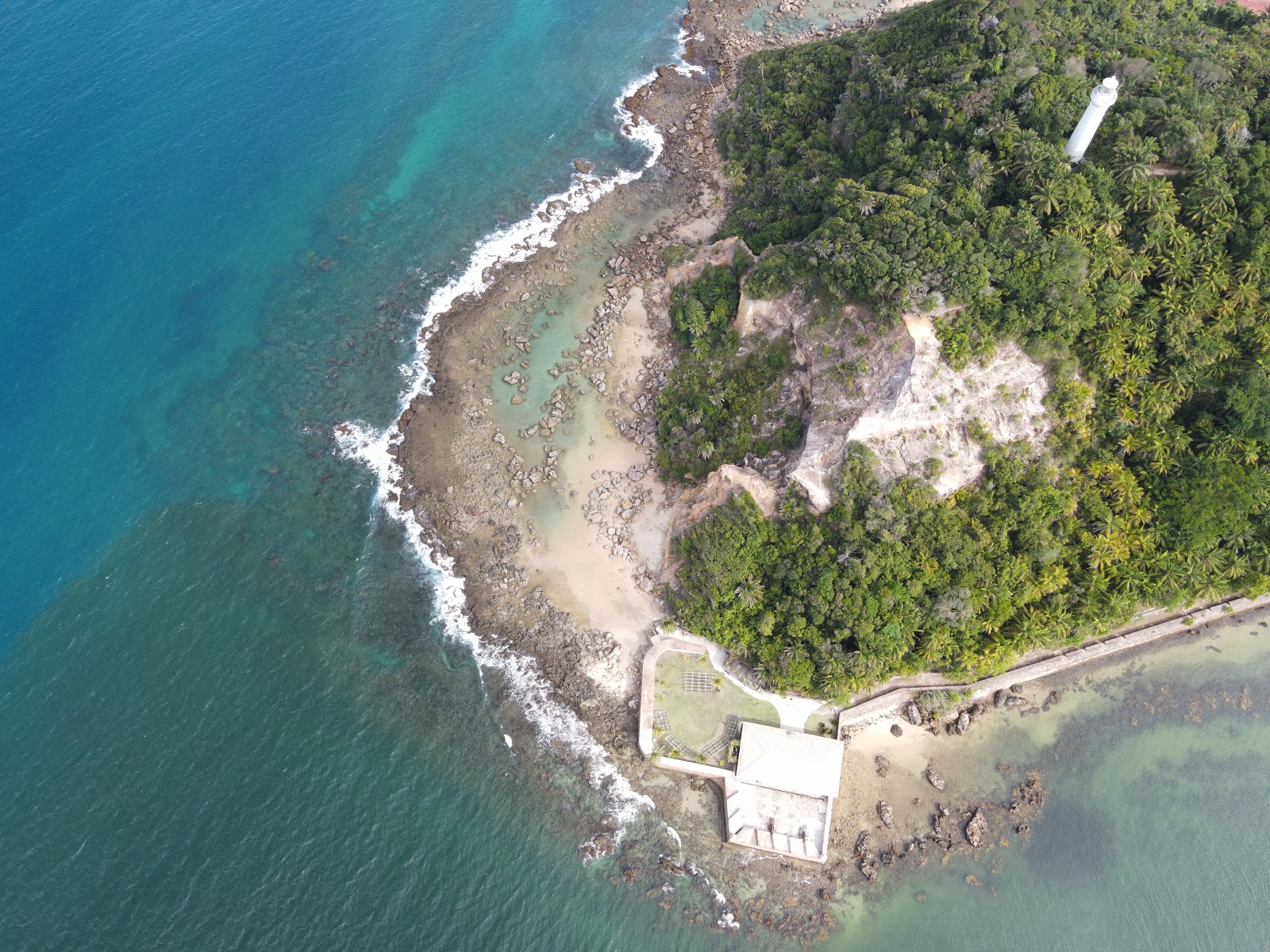 Praia do Mirante的照片 被山脉环绕