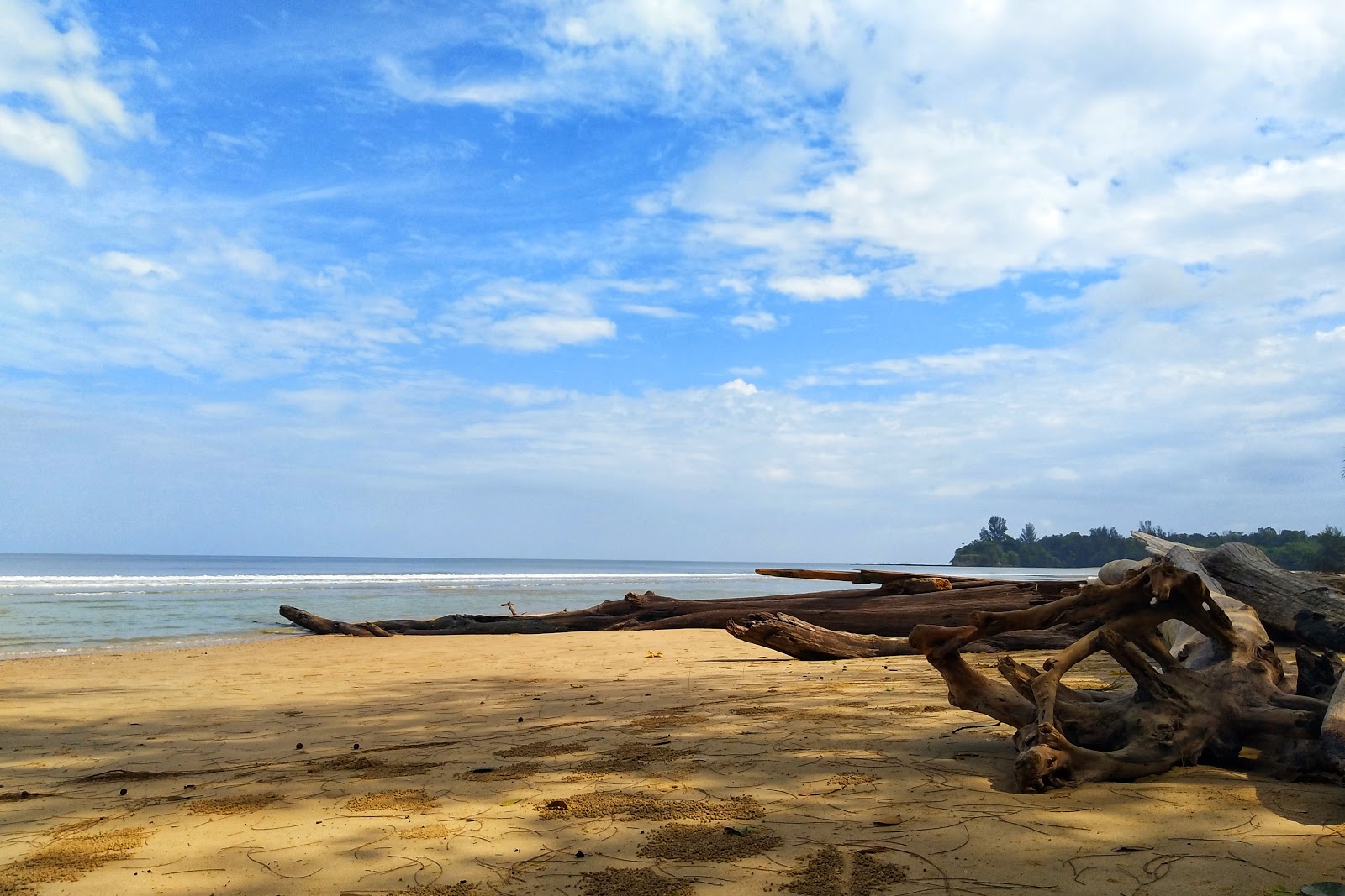 Foto von Kuala Nyalau Beach mit grauer sand Oberfläche