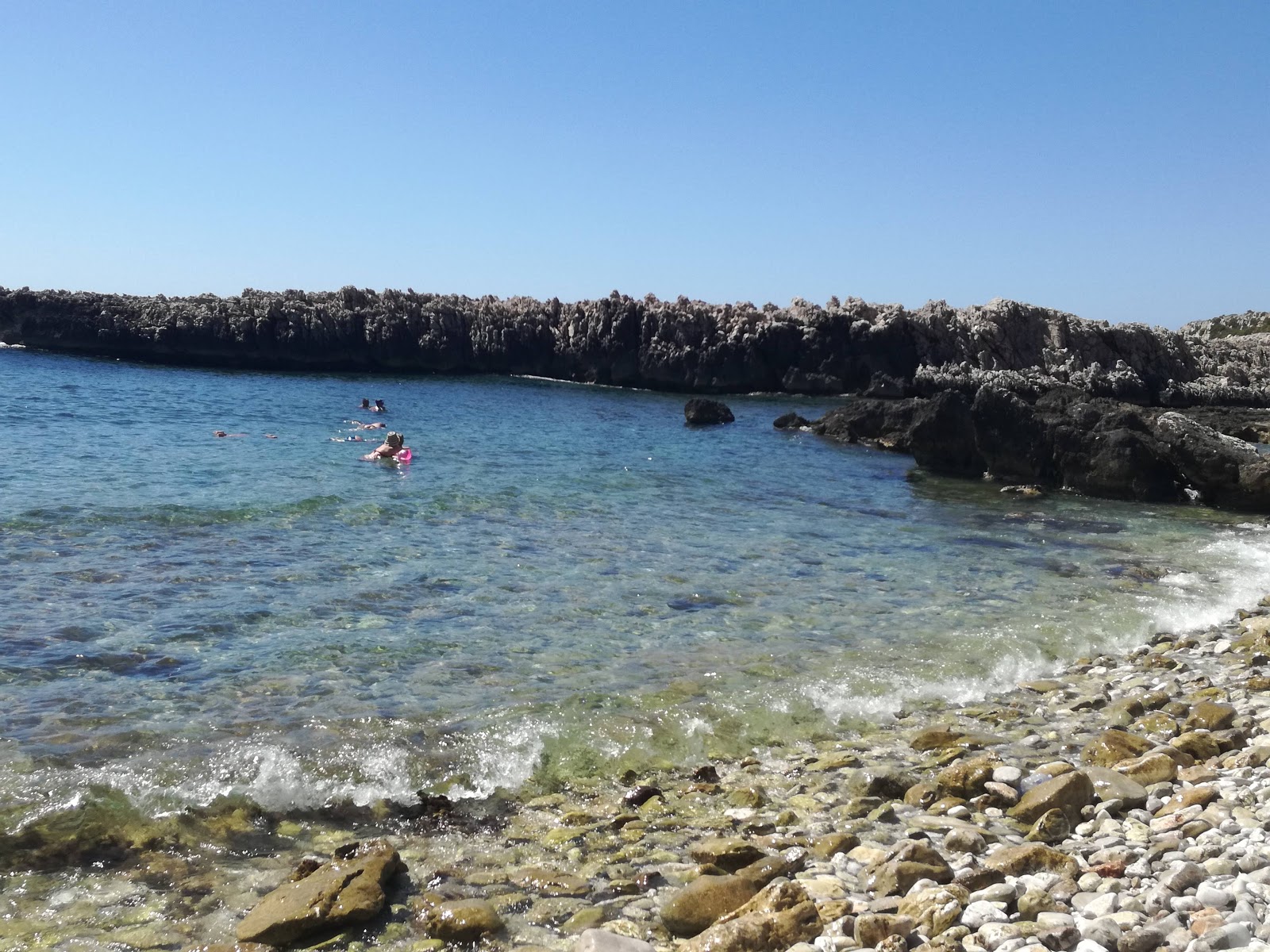 Foto von Spiaggia Di Isulidda von Klippen umgeben