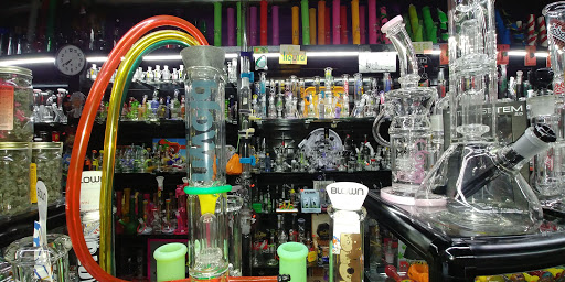 Tobacco Shop «The Hub Smoke Shop & Gifts», reviews and photos, 6410 N Oak Trafficway, Kansas City, MO 64118, USA