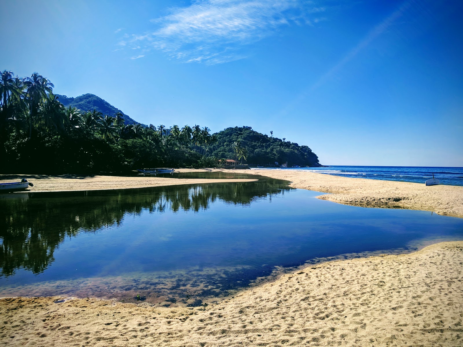 Foto af Quimixto beach bakket op af klipperne