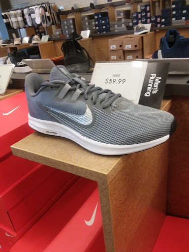 Shoe Store «DSW Designer Shoe Warehouse», reviews and photos, 6971 Grand Ave, Gurnee, IL 60031, USA