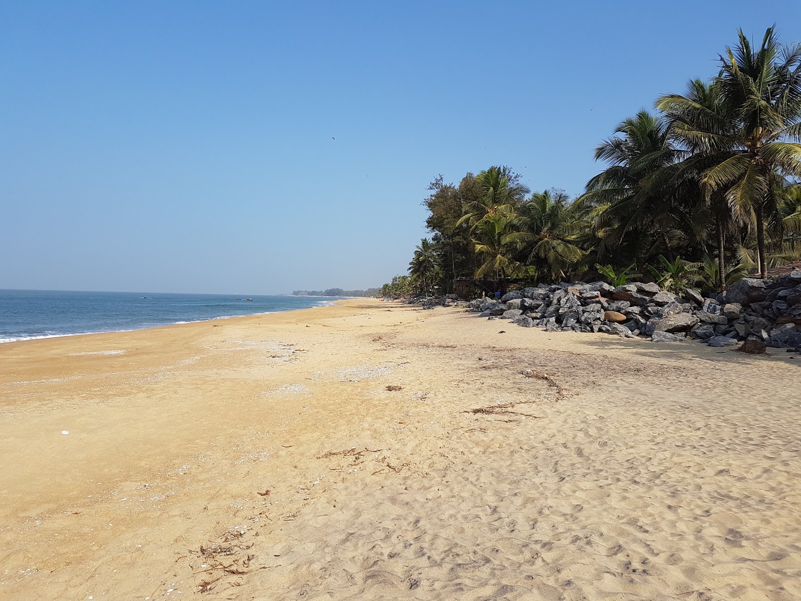 Foto van Batapady Beach met helder zand oppervlakte