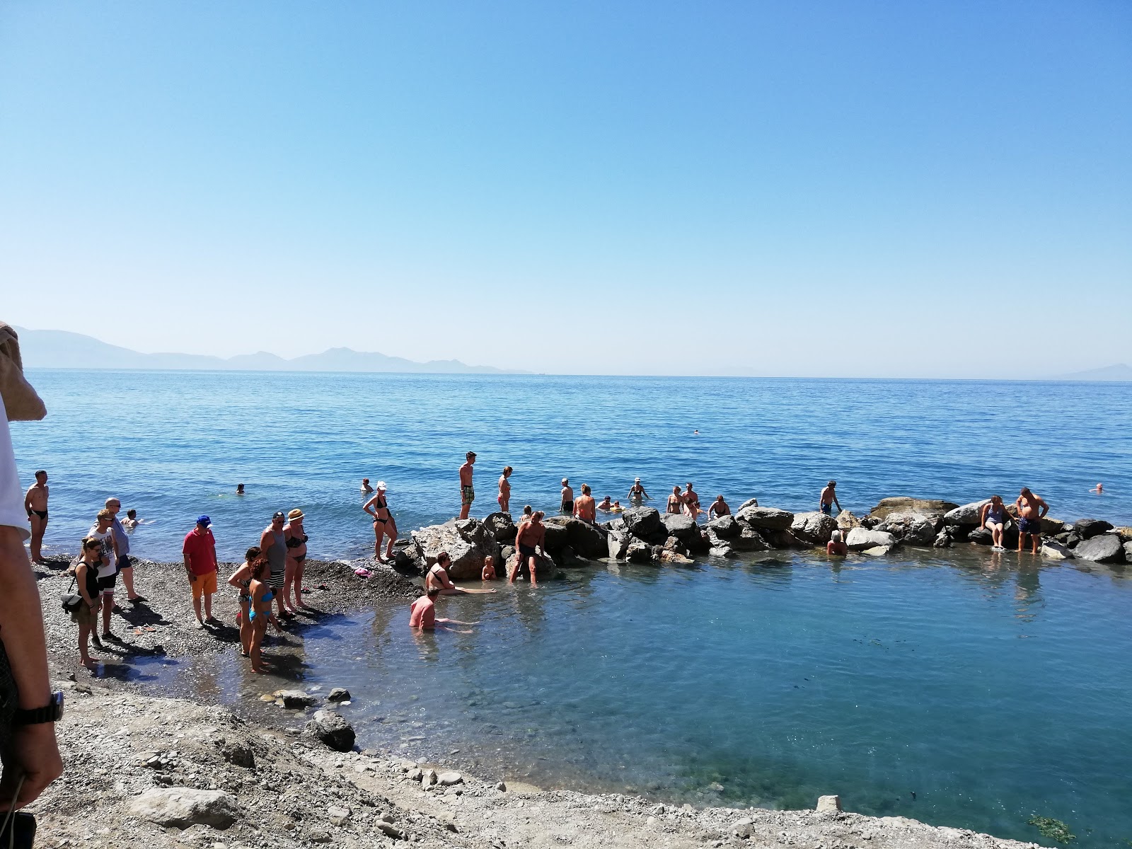 Fotografie cu Therma Beach cu o suprafață de teren stâncos