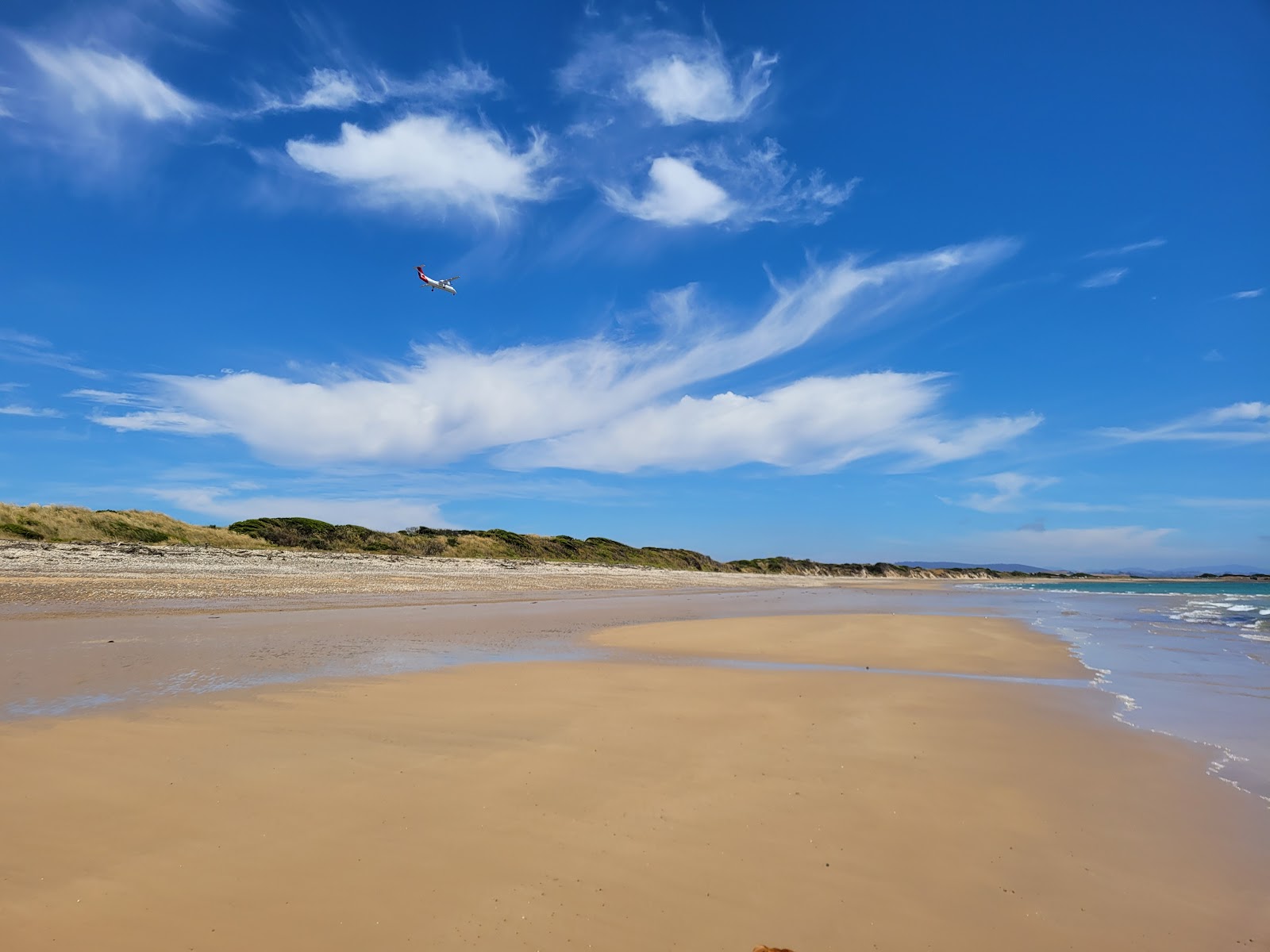 Foto di Moorland Beach con una superficie del sabbia beige