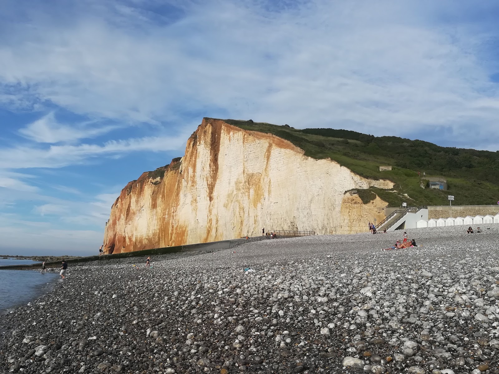 Plage des Petites Dalles'in fotoğrafı - rahatlamayı sevenler arasında popüler bir yer