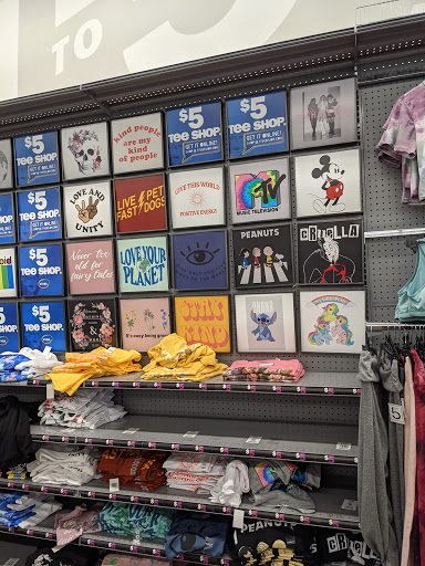 Variety Store «Five Below», reviews and photos, 781 Shoppes Blvd, North Brunswick Township, NJ 08902, USA
