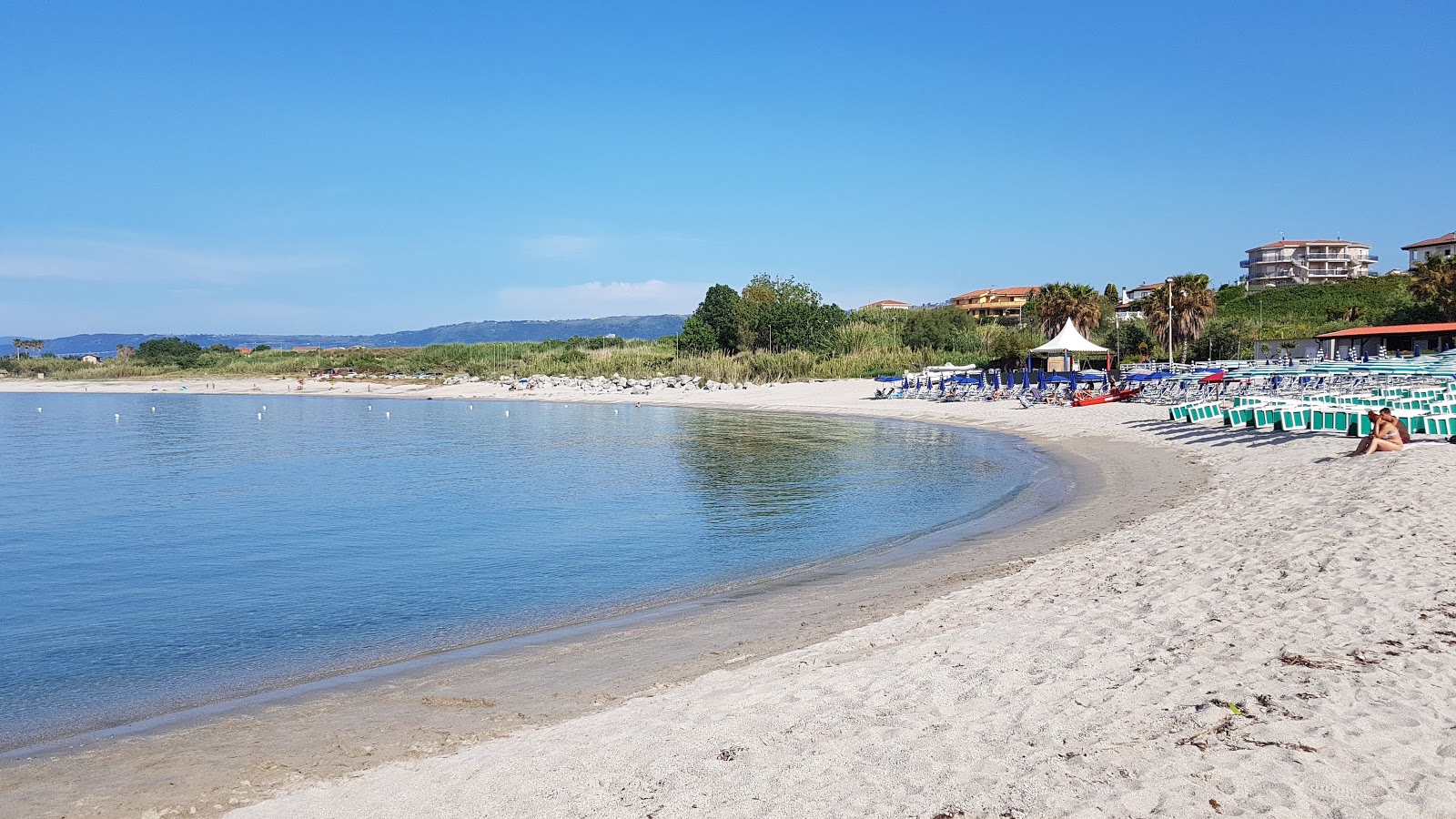Foto di Spiaggia La Rocchetta e l'insediamento