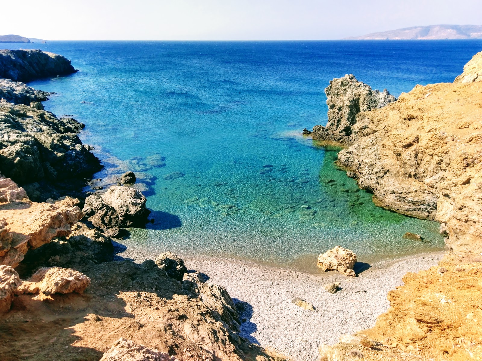 Blue Harbour'in fotoğrafı hafif ince çakıl taş yüzey ile