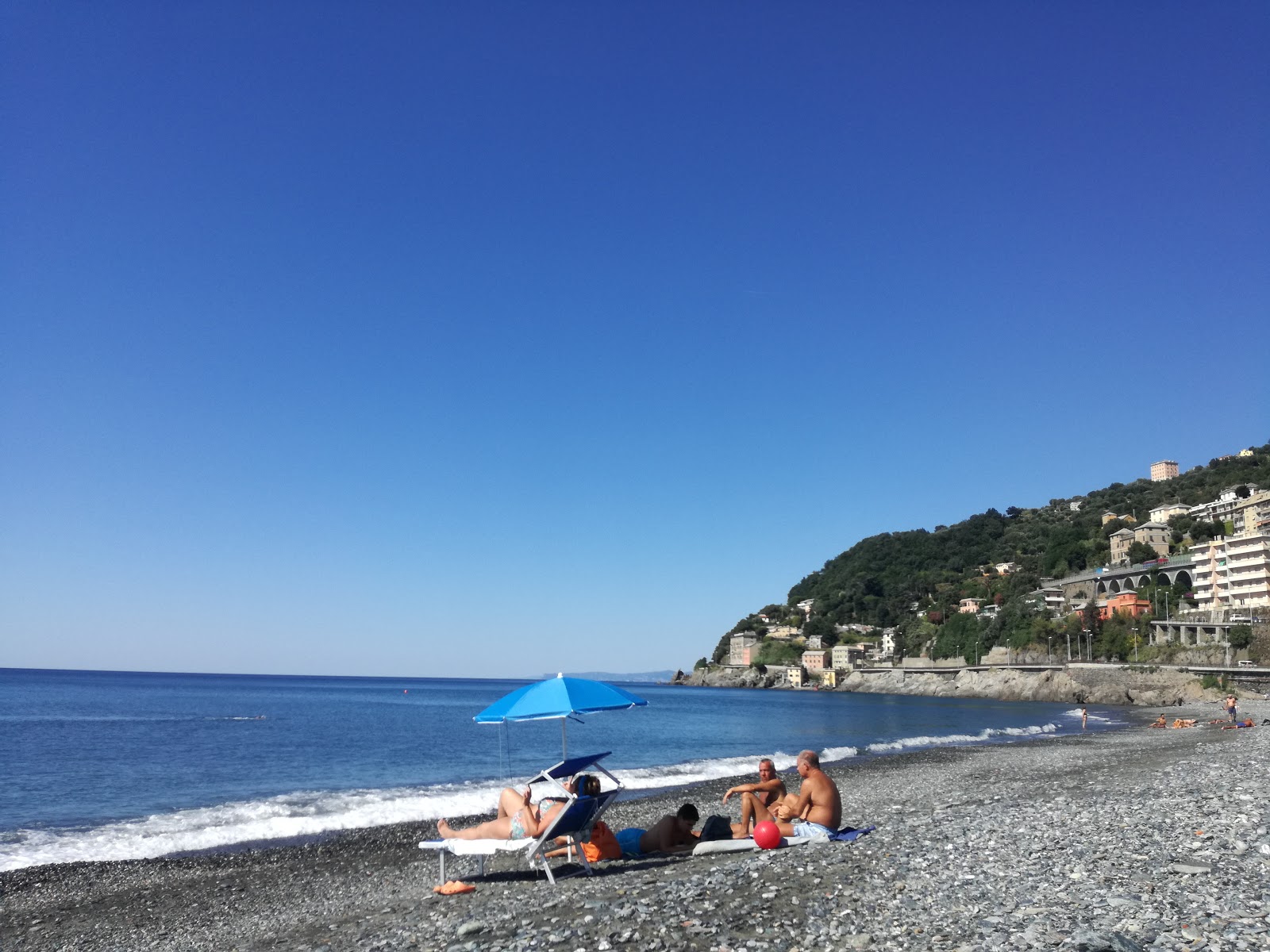 Photo de Spiaggia di Voltri protégé par des falaises