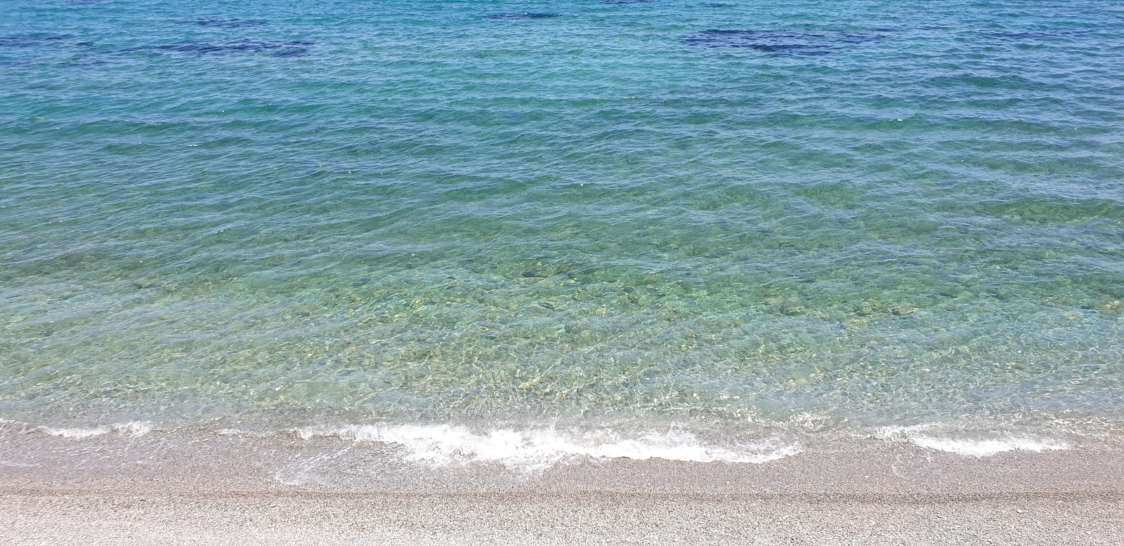 Photo de Paralia Poulithra protégé par des falaises