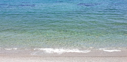Photo de Paralia Poulithra protégé par des falaises