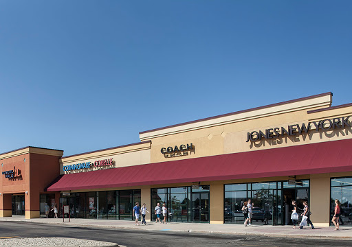 Shopping Mall «Johnson Creek Premium Outlets», reviews and photos, 575 Linmar Ln, Johnson Creek, WI 53038, USA