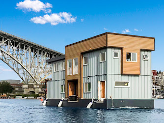 Steady Floats - Houseboat Builder
