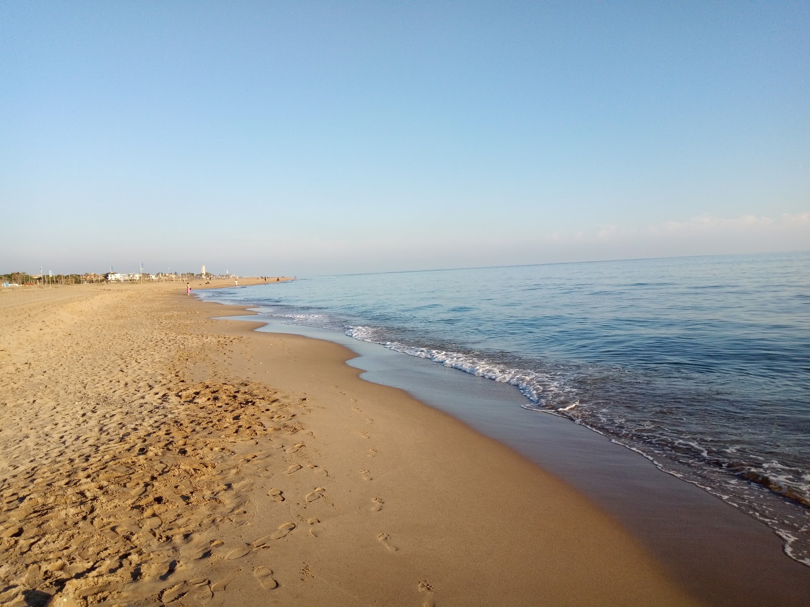 Foto de Platja de Castelldefels com areia marrom superfície