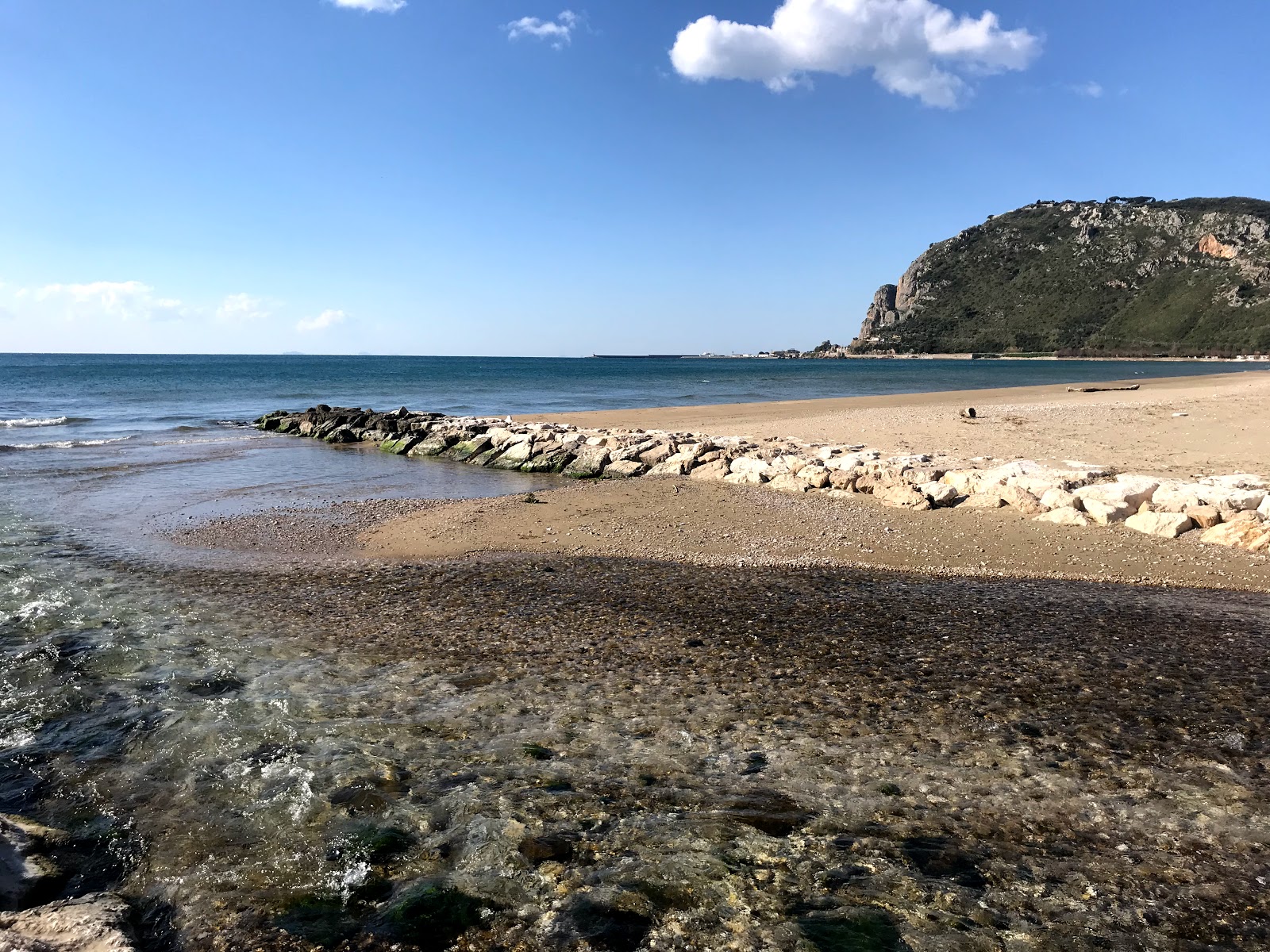 Foto von Fiumetta beach befindet sich in natürlicher umgebung
