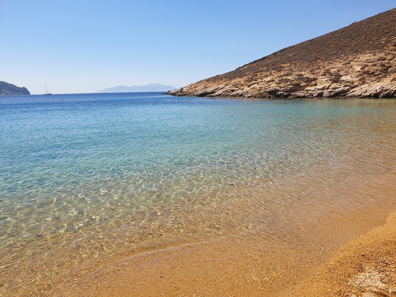 Fotografija Agios Sostis nahaja se v naravnem okolju