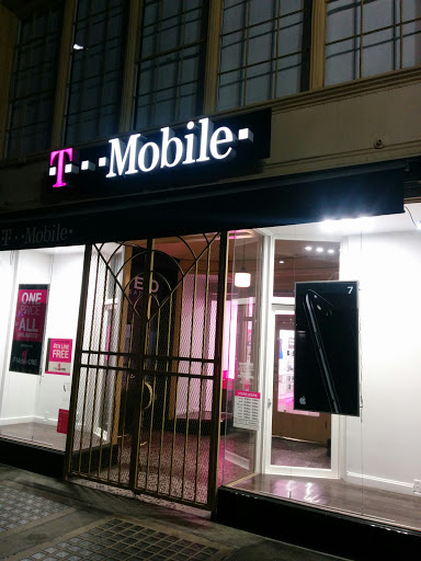 Cell Phone Store «T-Mobile», reviews and photos, 33 E Colorado Blvd, Pasadena, CA 91105, USA