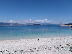 Slatine III beach'in fotoğrafı küçük koy ile birlikte