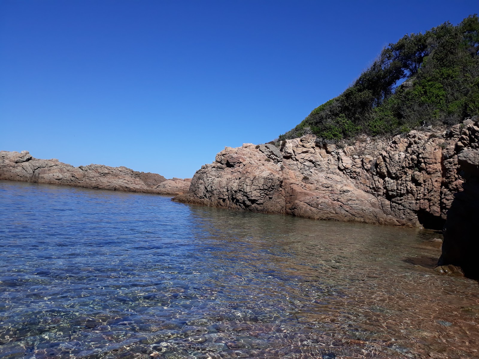 Photo de La Liccia beach avec roches de surface