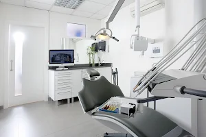 Clínica Dental Carlos Moreno image