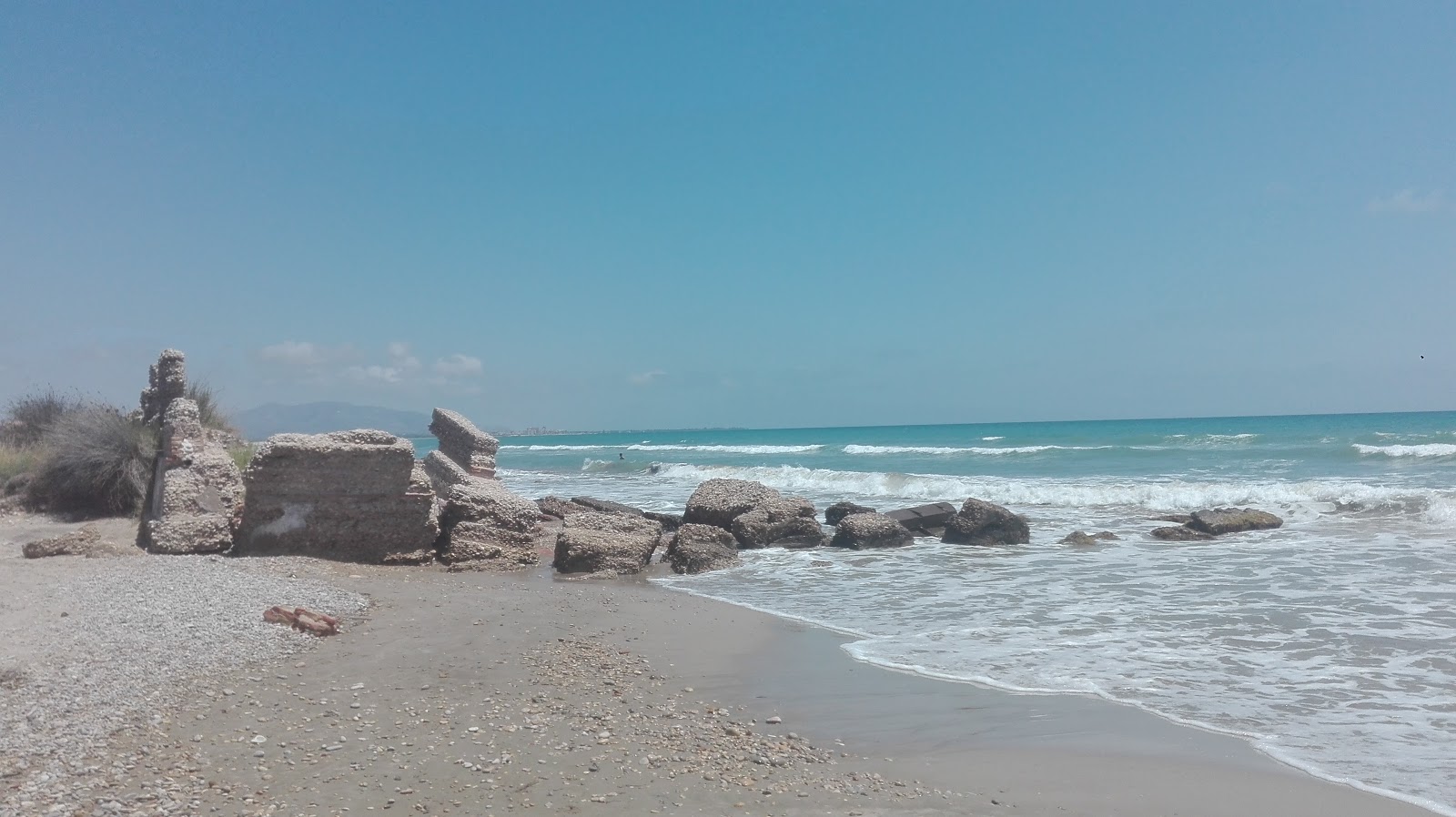 Foto av Playa de Cudola med lång rak strand