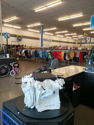 Thrift Store «Higley & Queen Creek Goodwill Retail Store & Donation Center», reviews and photos, 4570 S Higley Rd, Gilbert, AZ 85297, USA